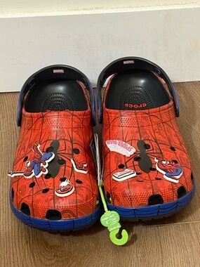 🔥 Crocs Classic Clog “Marvel Spider-Man” – Must-Have Collector Pair 🕷️